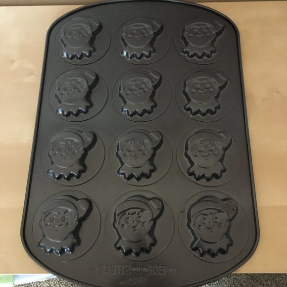 Wilton Elf on the Shelf Cookie Pan